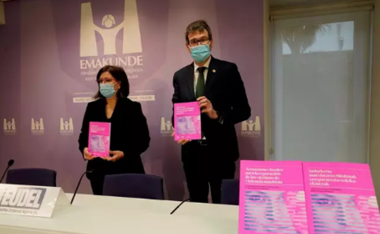 Gorka Urtaran Eudeleko elkarteburua eta Izaskun Landaida Emakundeko zuzendaria, asteazken honetako aurkezpenean.