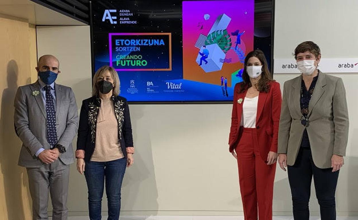Axier Urresti (Fundación Vital), Pilar García de Salazar (Diputación), Maider Etxeberria (Ayuntamiento) y Leyre Madariaga (BIC Araba) han presentado hoy la edición de Álava Emprende.