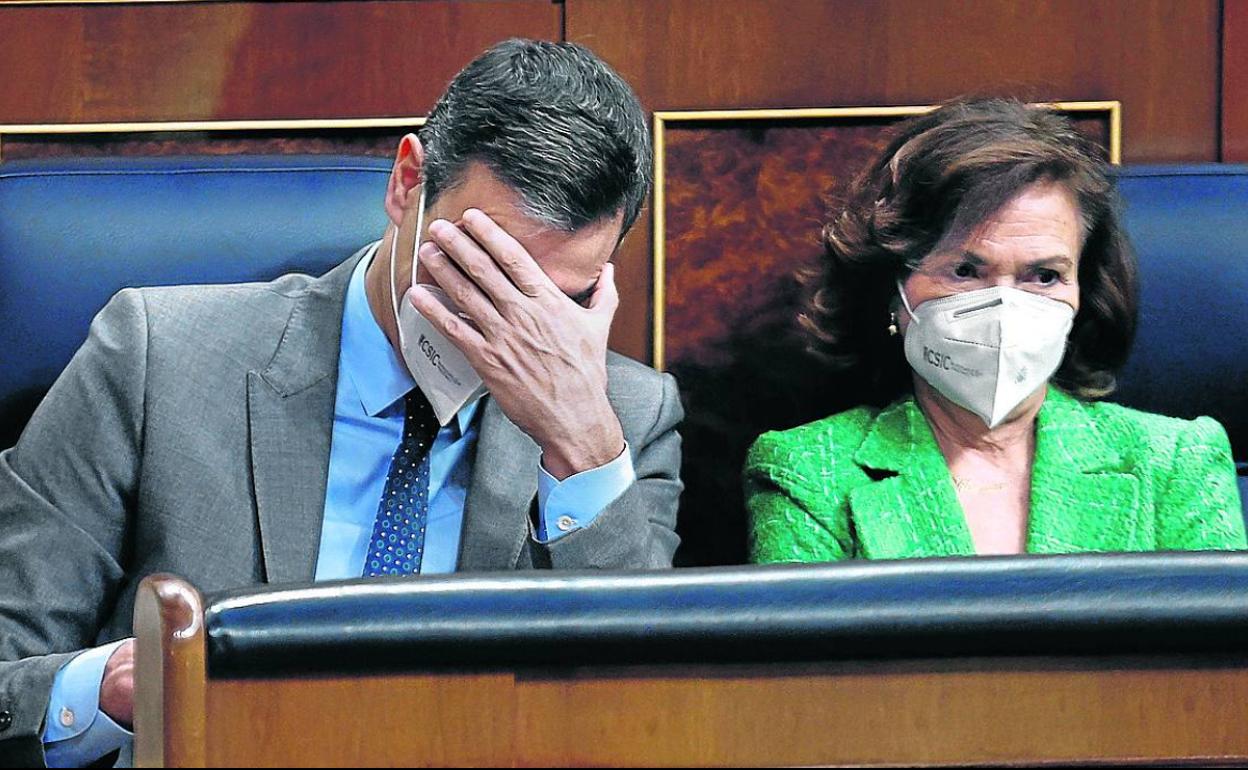 Pedro Sánchez y Carmen Calvo, sentados en sus escaños del Congreso. 