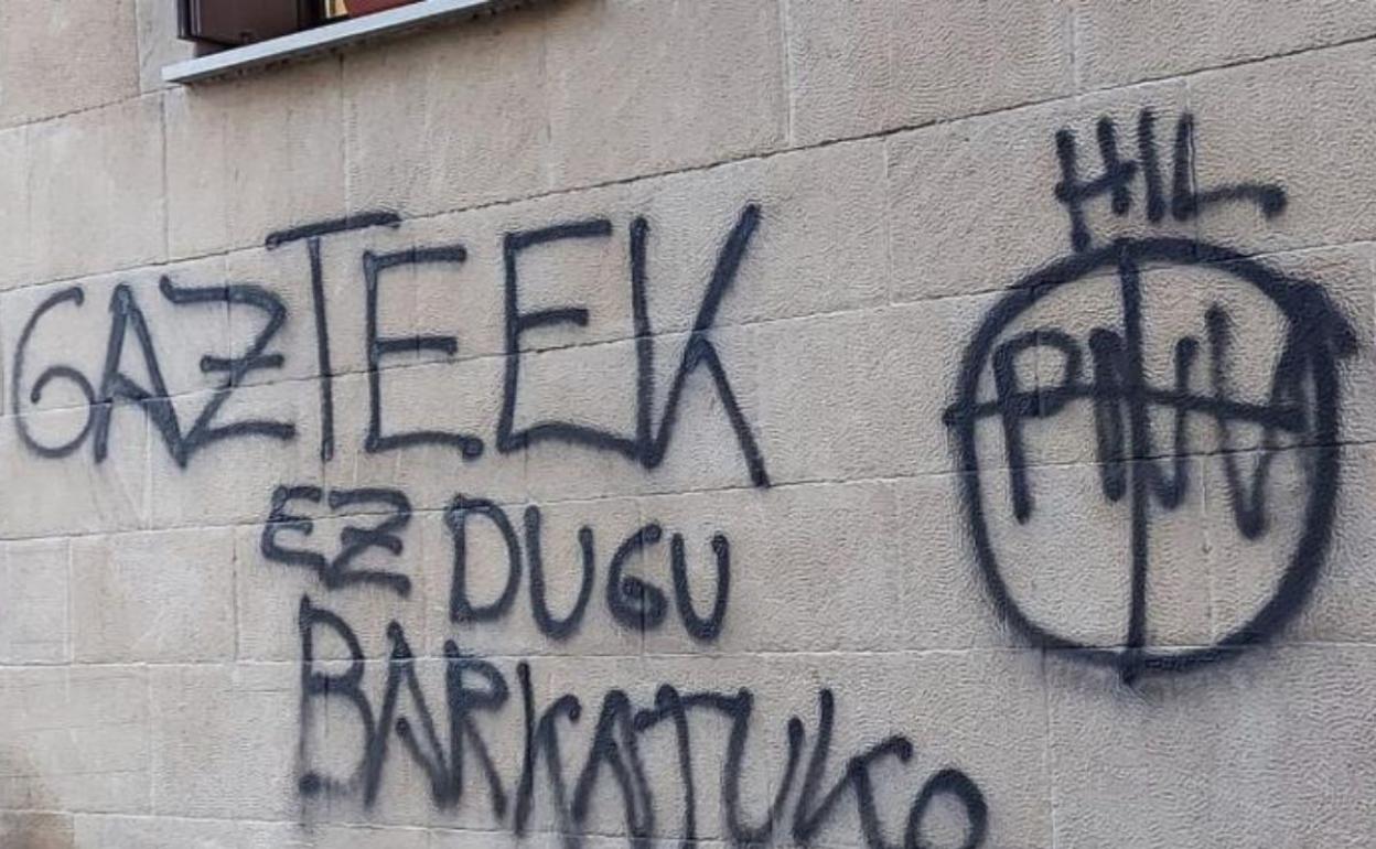 Algunas de las pintadas aparecidas en Hondarribia. 