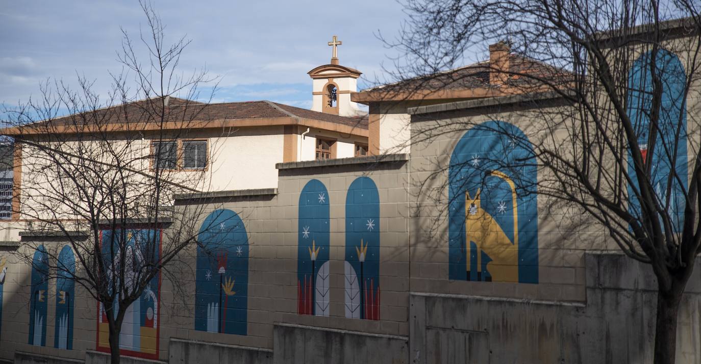 Fotos: El nuevo mural de la tapi del Convento de la Inmaculada del barrio bilbaíno de Zabala