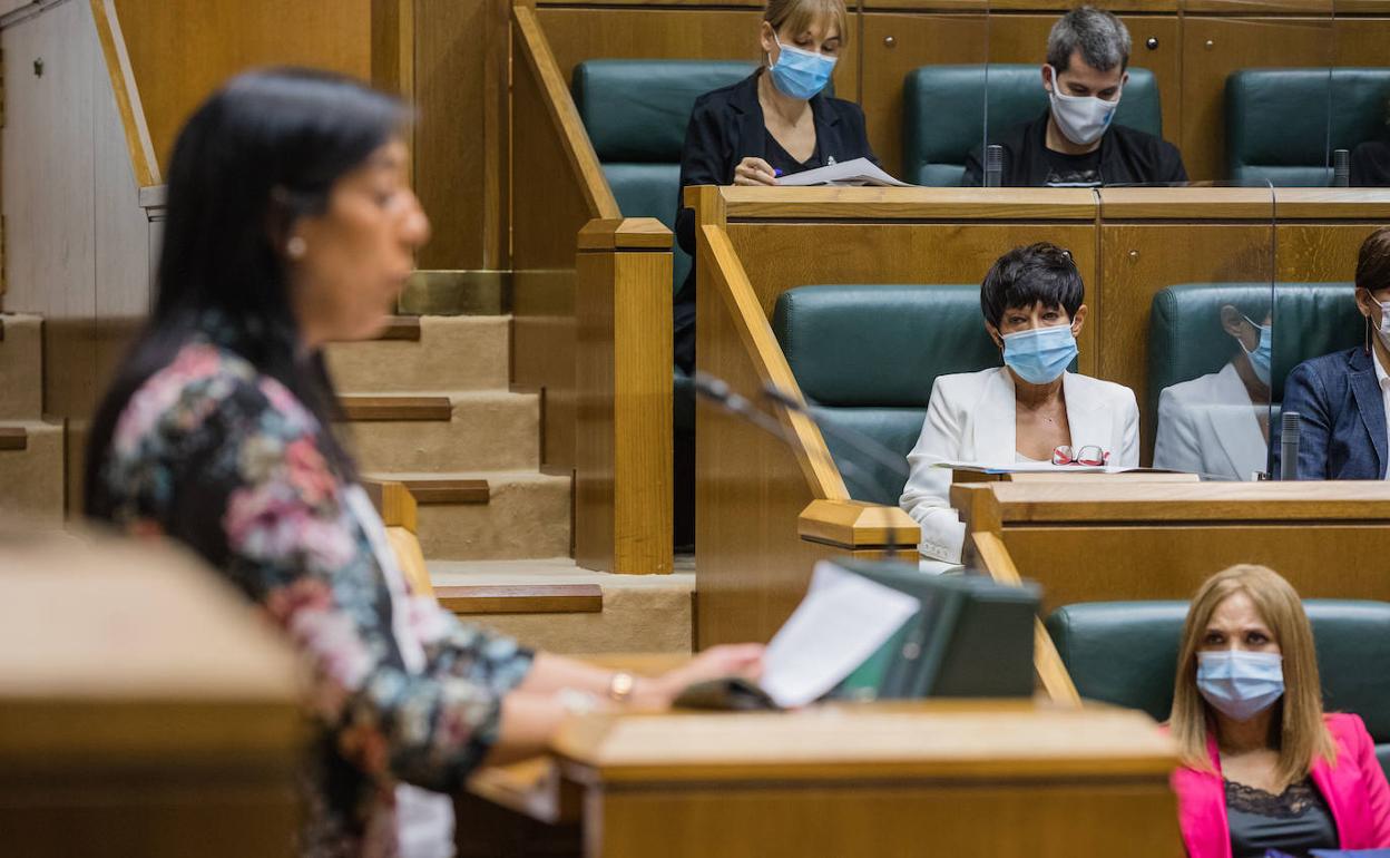 La parlamentaria de Vox, Amaia Martínez, ante la atenta mirada de Maddalen Iriarte, portavoz de Bildu. 