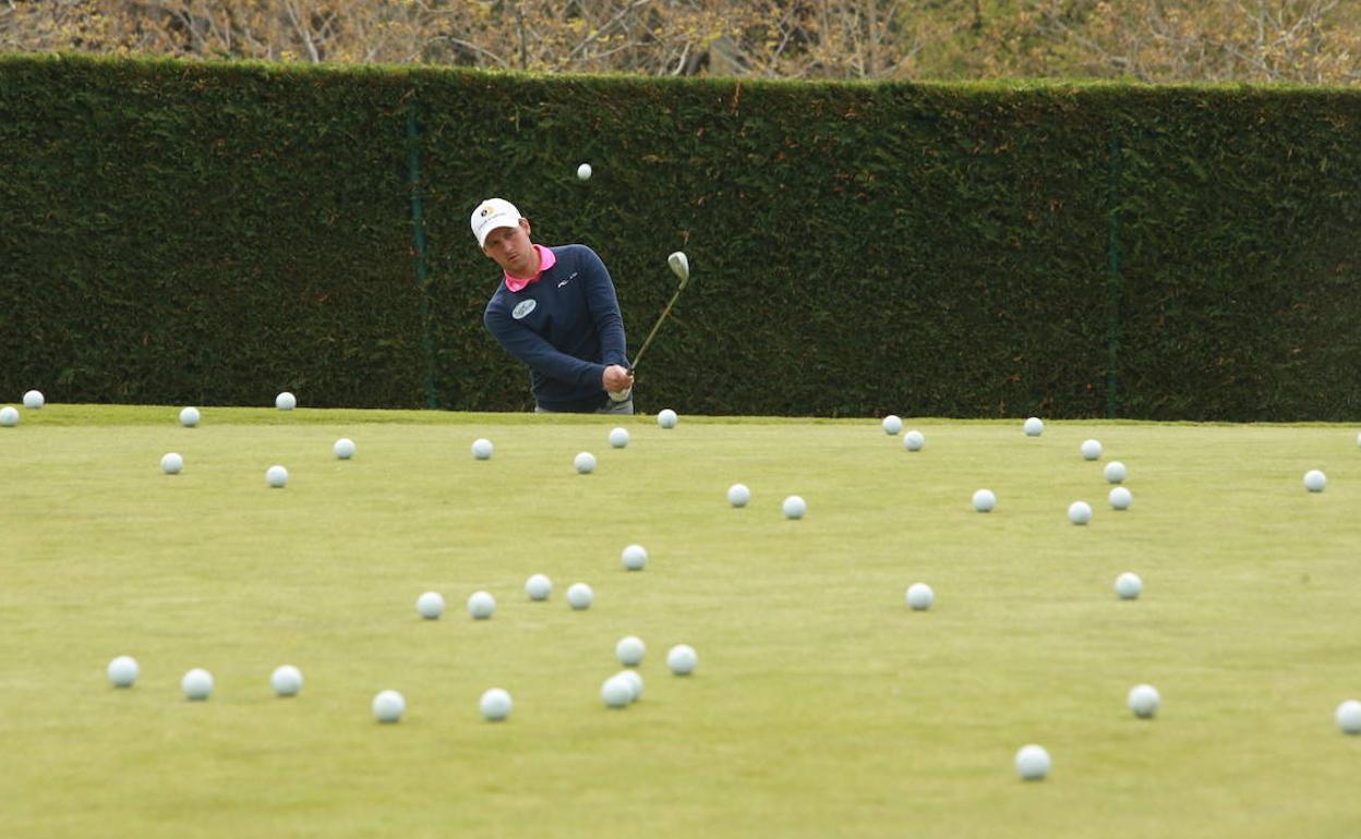 Un golfista practica en el campo de Izki.