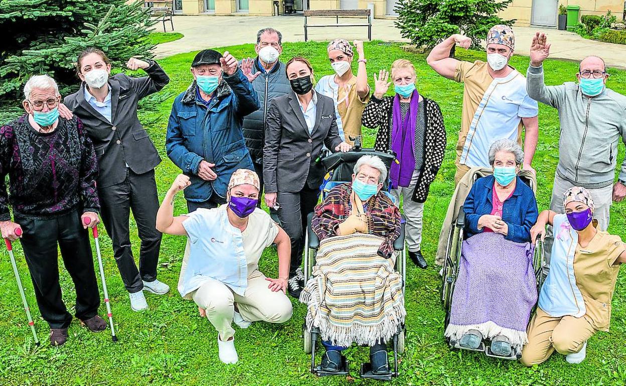 Usuarios y trabajadores de la residencia Colisee Miñano celebran que ayer alcanzaron la inmunidad.