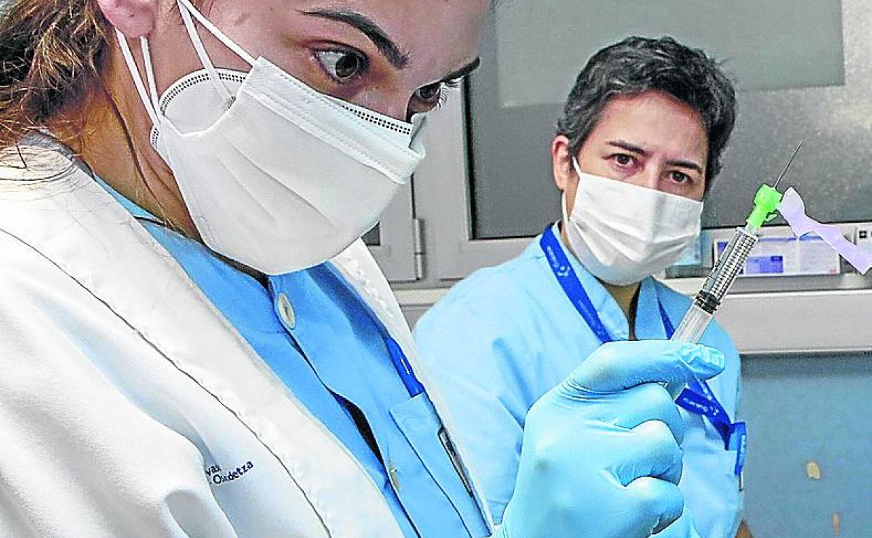 Dos sanitarias del Hospital Santiago de Vitoria preparan una vacuna. 