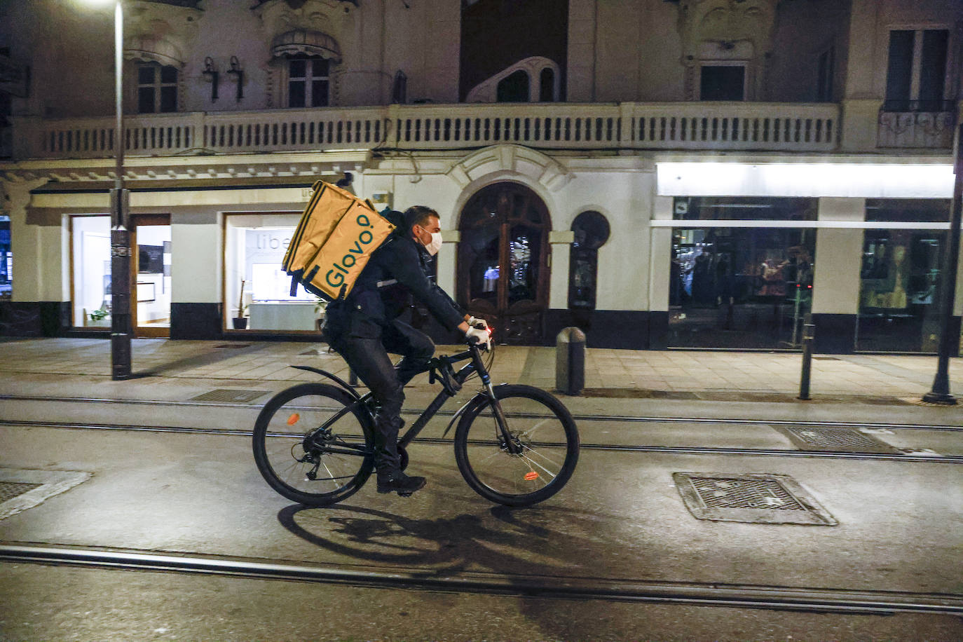 Un repartidor circula por una carretera vacía.