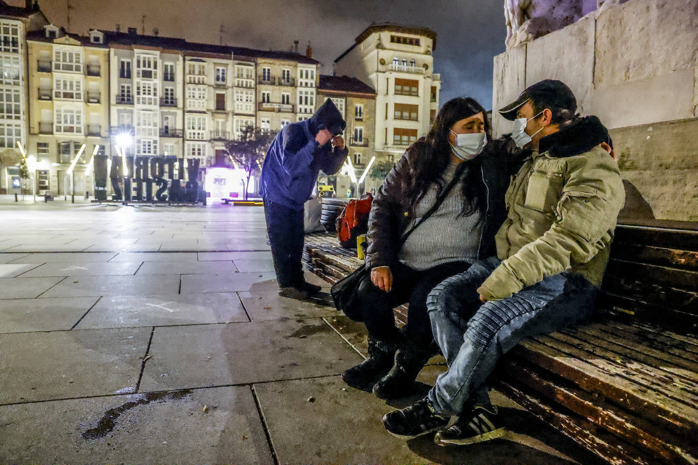 Armando, Nuria y Licher en la plaza de la Virgen Blanca.