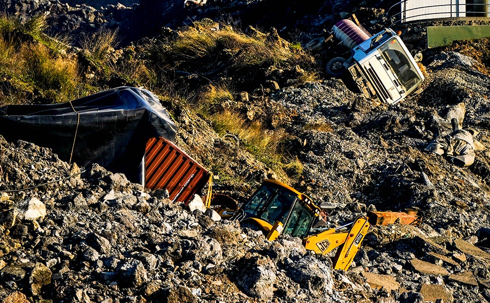 El derrumbe del vertedero de Zaldibar tuvo lugar a primera hora de la tarde del 6 de febrero de 2020. En aquel momento, todo era confusión, no se sabía qué había ocurrido y la montaña de tierra que cayó a la autopista hizo temer una tragedia de dimensiones descomunales.