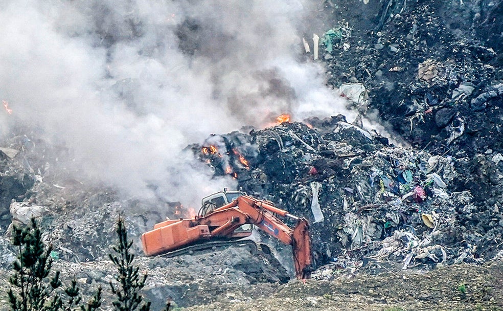 Las labores de búsqueda y desescombro han necesitado de un sitio donde depositar todo el material que no permitía trabajar. Para ello se crearon dos depósitos de seguridad. Las celdas, ubicadas en unos terrenos adyacentes, tienen una capacidad de 300.000 metros cúbicos de residuos y serán selladas posteriormente.