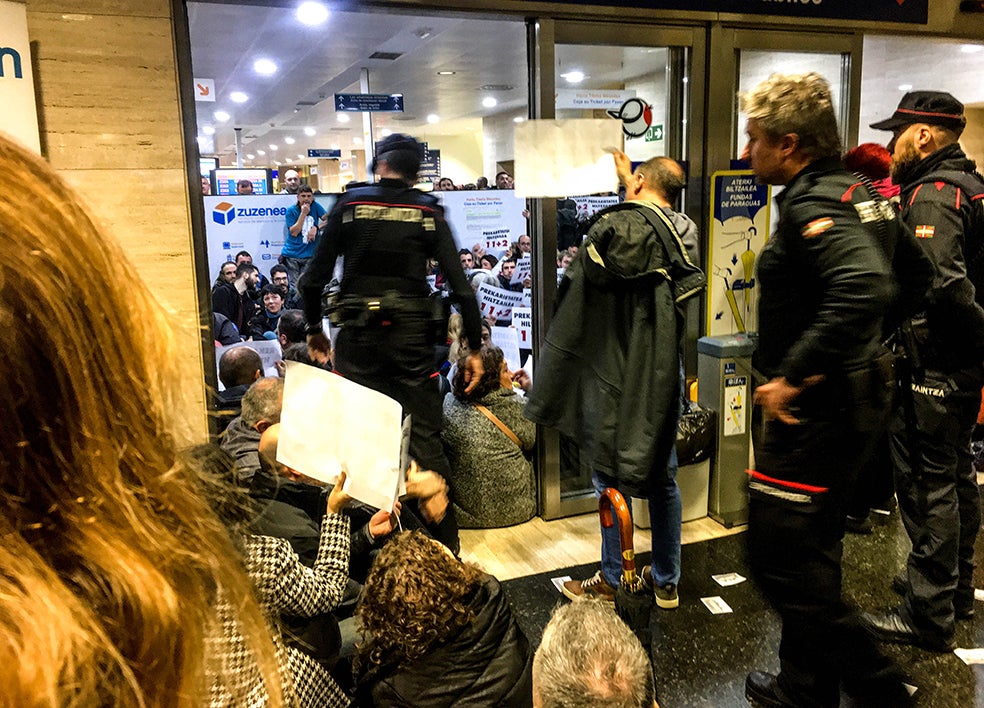 La movilización vecinal durante las primeras semanas fue brutal. Por las repercusiones de los incendios y en apoyo a las dos familias que buscaban a sus seres queridos. Hubo manifestaciones, sentadas, lectura de manifiestos, pegada de carteles...