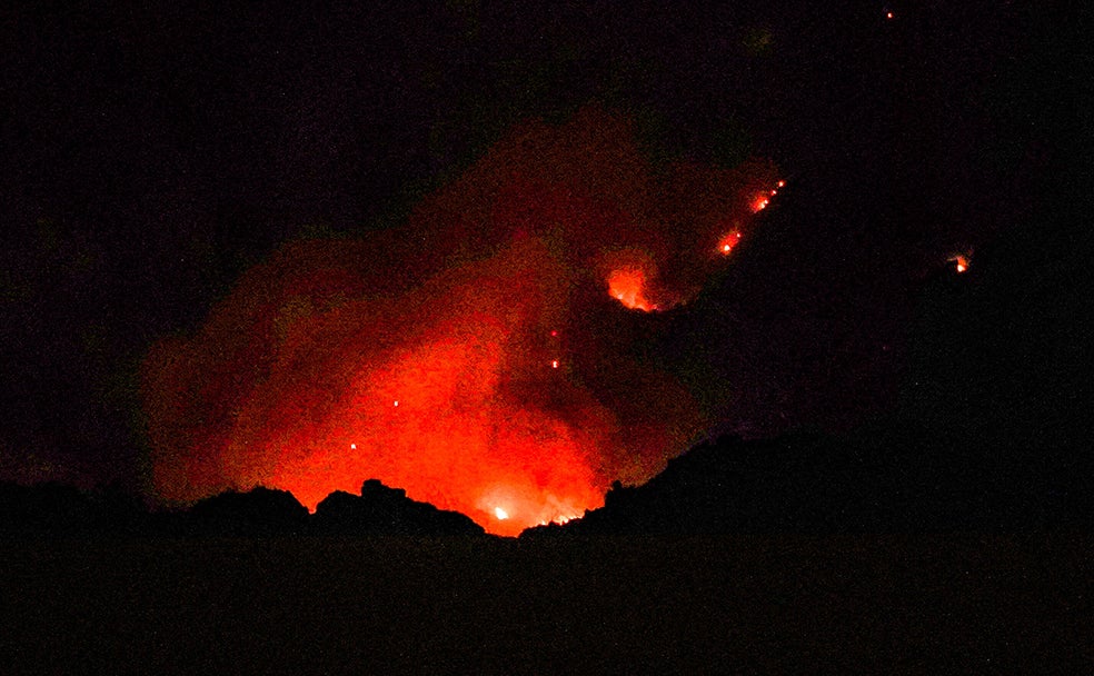 Las labores de extinción de los incendios fueron complejos, se llegaron a utilizar helicópteros que lanzaban espuma. Una vez controlados y apagados, durante varios días se mantuvieron retenes de bomberos que se encargaron de que no hubiera reigniciones. 