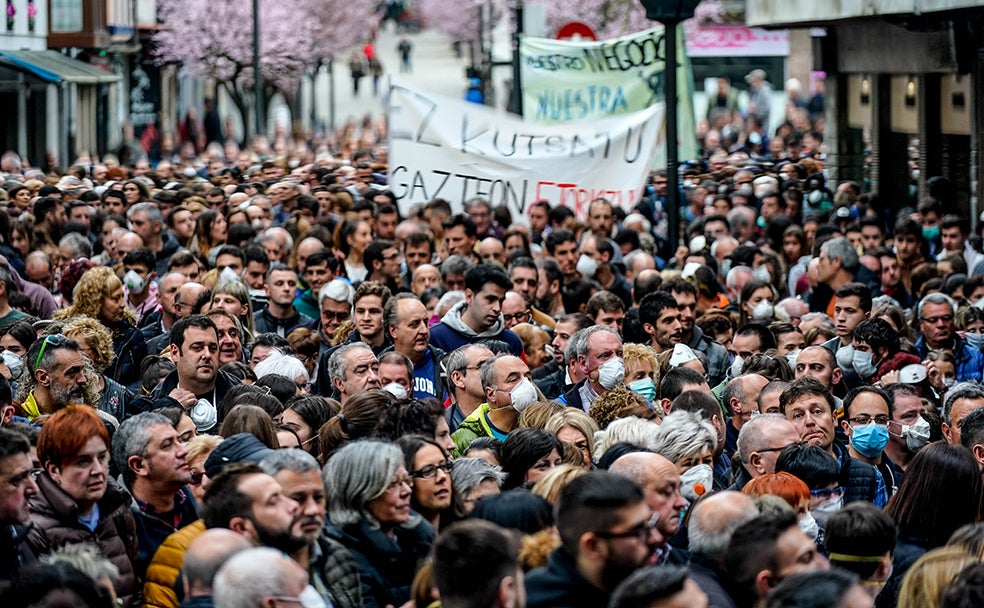 En aquellos momentos, los ciudadanos fueron muy críticos con la labor de los responsables políticos. Les acusaron de que su objetivo prioritario no era encontrar a las víctimas sepultadas y de no facilitar información clara sobre la repercusión de los fuegos en el aire que se respiraba.