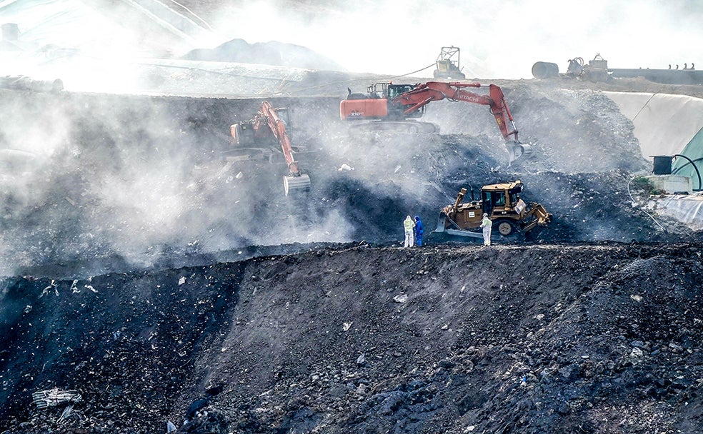 El terreno sobre el que trabajan las máquinas para estabilizar la ladera y hallar los restos del operario desaparecido es permanentemente vigilado por un robot que hace mediciones de precisión milimétrica cada diez minutos. La finalidad que tiene es detectar desplazamientos del terreno.