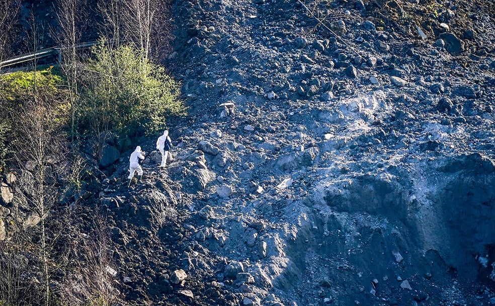 Cuando comenzó el deslizamiento de tierras, en el lugar estaban trabajando Alberto Sololuze, Joaquín Beltrán y un sobrino de este que se salvó al ser avisado por su tío de lo que estaba ocurriendo.