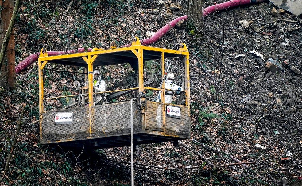 La búsqueda de los dos trabajadores fallecidos chocó de plano con las restricciones para frenar la pandemia. Sobre todo, con el confinamiento domiciliario de marzo. 