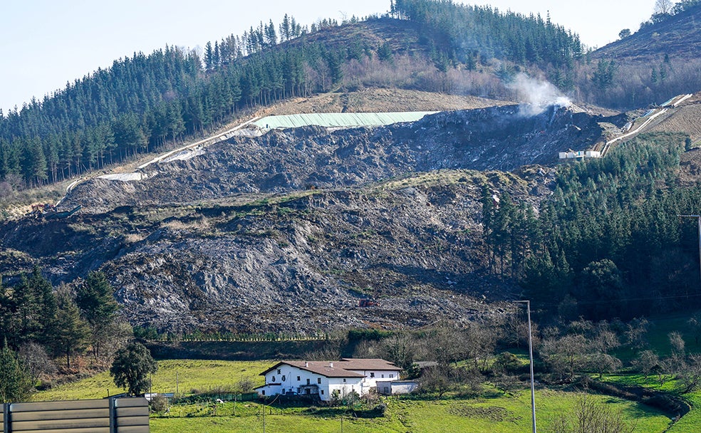 El vertedero, propiedad de Verter Recycling 2002 S.L, ocupaba una ladera de un monte en el barrio Eitzaga de Zaldibar. Se investiga si durante todos los años que llevaba funcionando recibió más desperdicios de los que podía manejar.