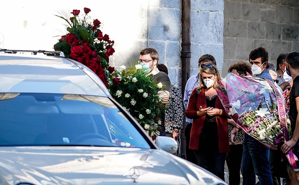 Funeral por Alberto Sololuze. Sus restos se encontraron en agosto y no fue hasta septiembre cuando fueron identificados. Después se celebró el funeral. En aquellos momentos, la familia se sitió "aliviada" tras encontrar su cuerpo en el vertedero de Zaldibar, pero aún continúa con "rabia" porque lo ocurrido "se podría haber evitado".
