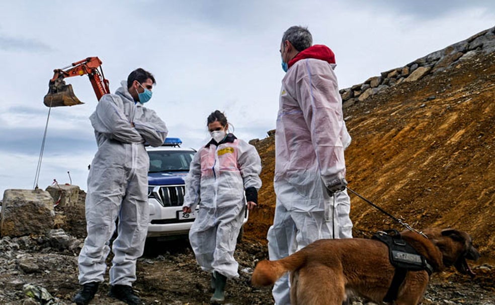 El trabajo de los técnicos ha sido fundamental todos estos meses, ya que la cantidad de residuos podría hacer pasar desapercibido cualquier resto humano. De ahí que sea muy importante la inspección ocular.