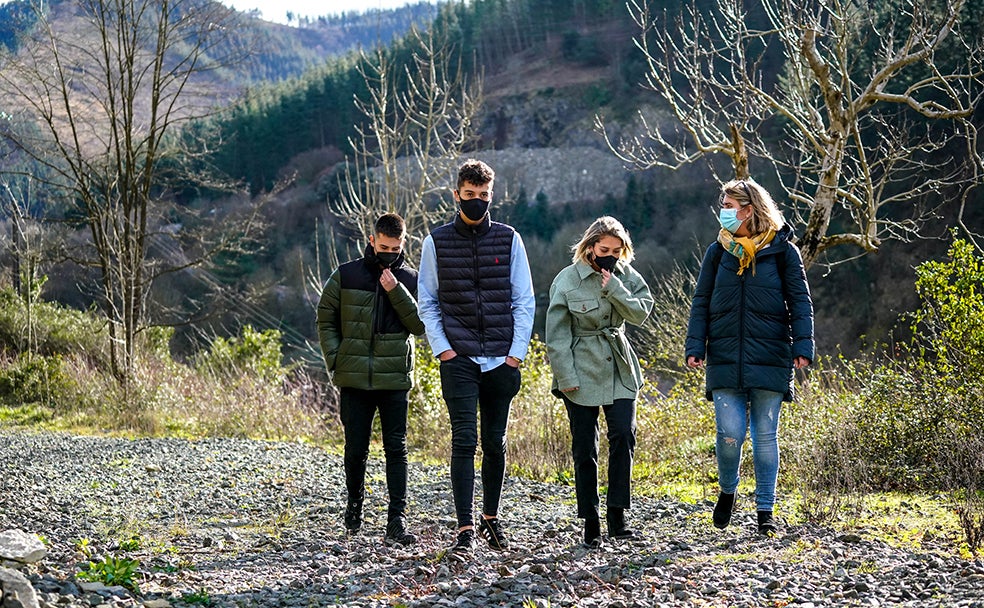 Los familiares de ambos trabajadores han seguido en varias ocasiones los trabajos a pie de campo.
