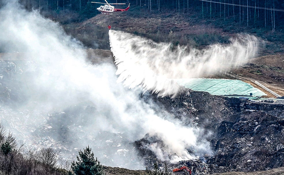 Incendio. Días después del colapso de las instalaciones, se desató un incendio que durante varios días emitió dioxinas y furanos en niveles 50 veces superiores a los recomendados. Las autoridades sanitarias recomendaron no hacer deporte ni abrir ventanas en Zaldibar, Eibar y Ermua.