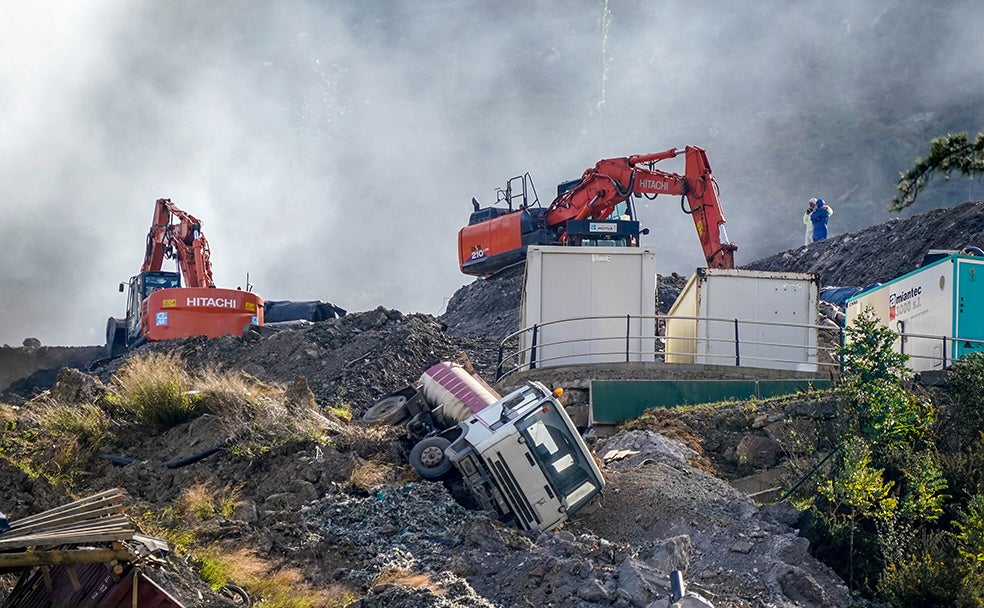 Destrucción. El derrumbe se llevó por delante toda la maquinaria del vertedero, incluidas excavadoras y camiones.