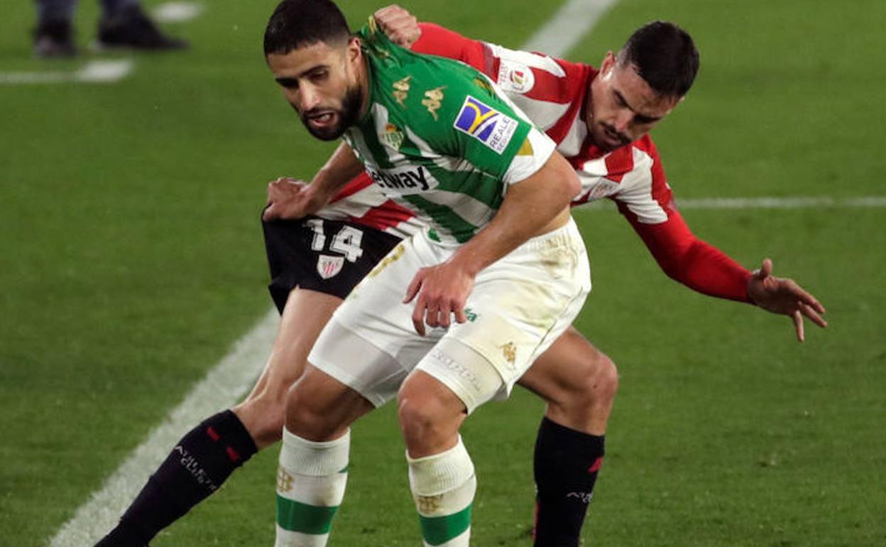 Dani García trata de frenar la progresión del bético Fekir. 