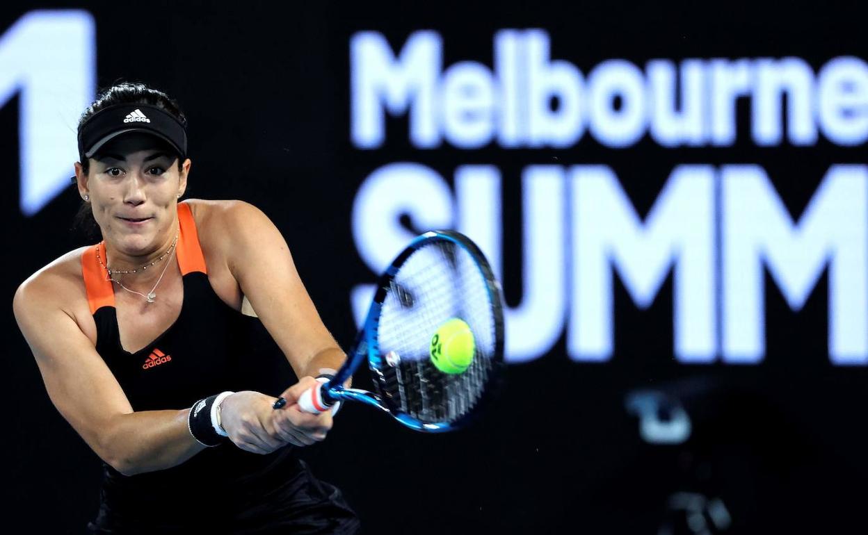 Garbiñe Muguruza durante un partido ayer en Melbourne.