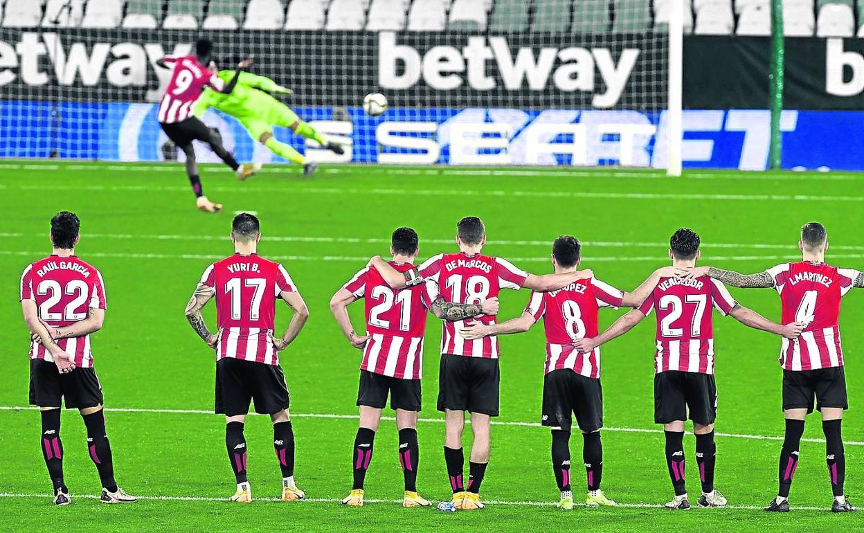 Sus compañeros observan como Williams engaña a Joel en el segundo penalti del Athletic. 