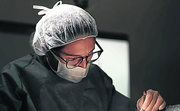 La atleta vitoriana, también traumatóloga, en plena cirugía.