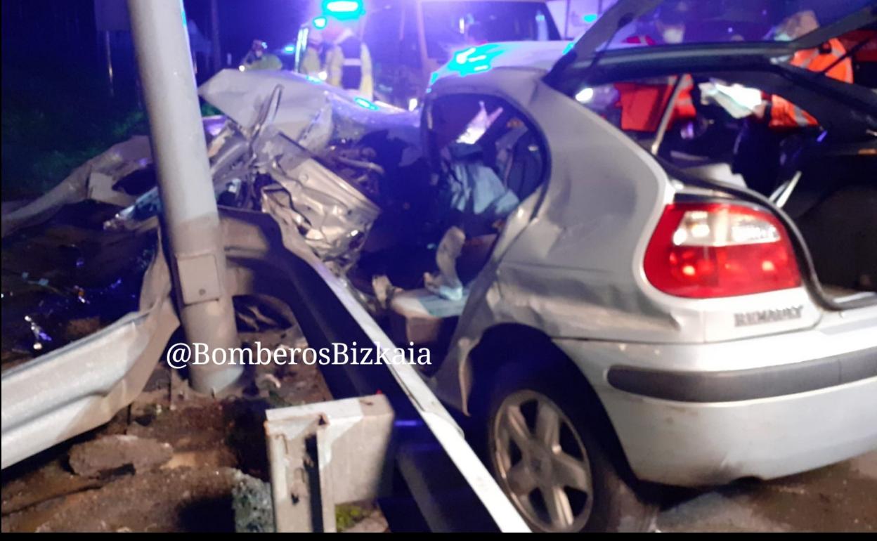 Imagen del vehículo accidentado en Gúeñes. 