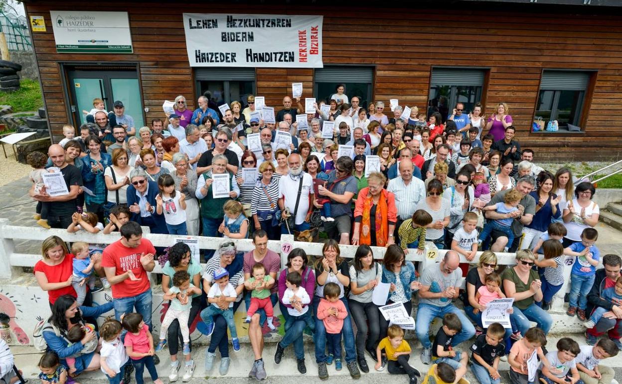 Padres de Ea, Elantxobe e Ibarrangelu en una concentración realizada en 2019 para reclamar la ampliación de la oferta educativa en Haizeder.
