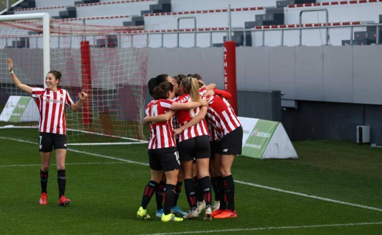 Jugadoras del Athletic celebrando uno de los tres goles del pasado domingo ante el Espanyol. 