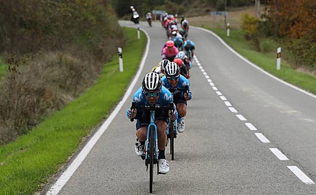 Rojas, en cabeza de un pelotón enfilado en la pasada Vuelta a España.