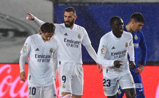 Zidane se inventa un triunfo bajo la lluvia