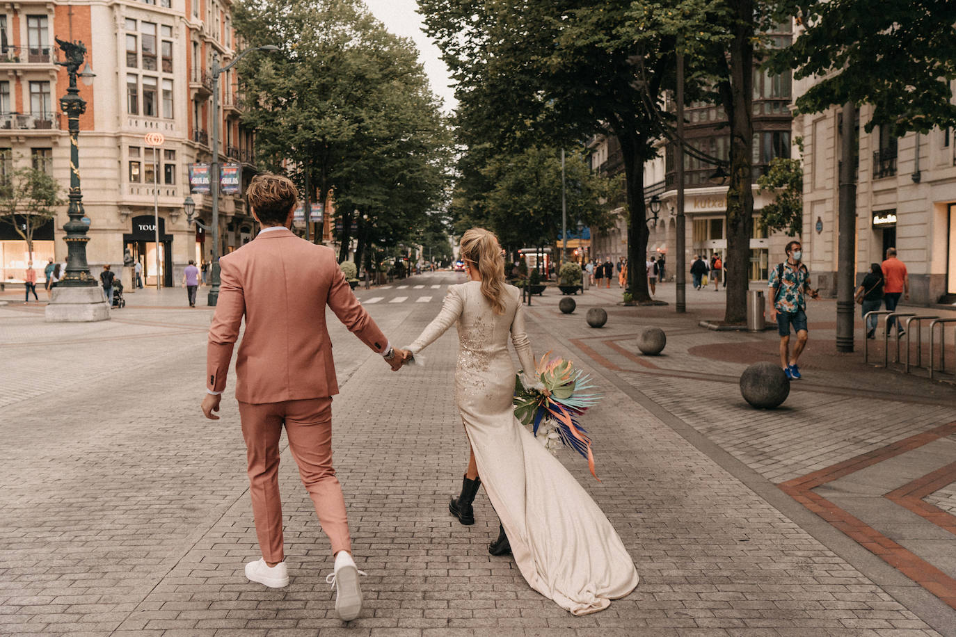 Fotos: Una novia con botas y su boda en la Gran Vía de Bilbao