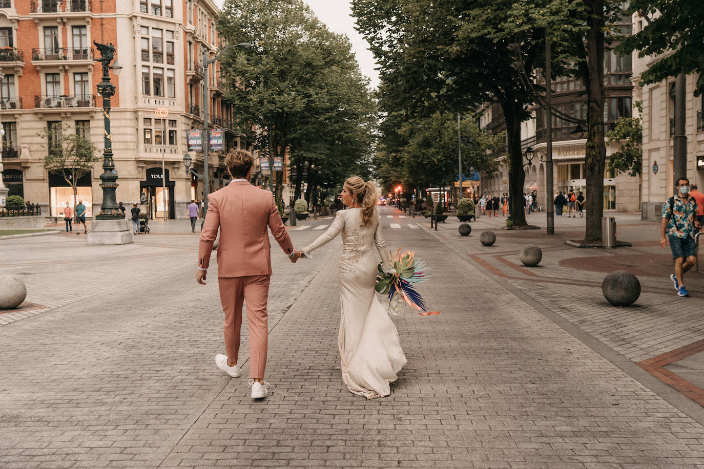 Fotos: Una novia con botas y su boda en la Gran Vía de Bilbao