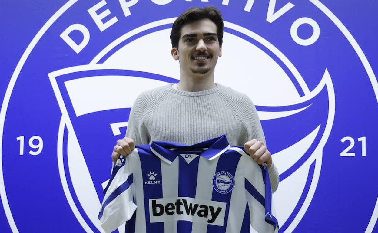 Íñigo Córdoba, con la camiseta del Alavés. 