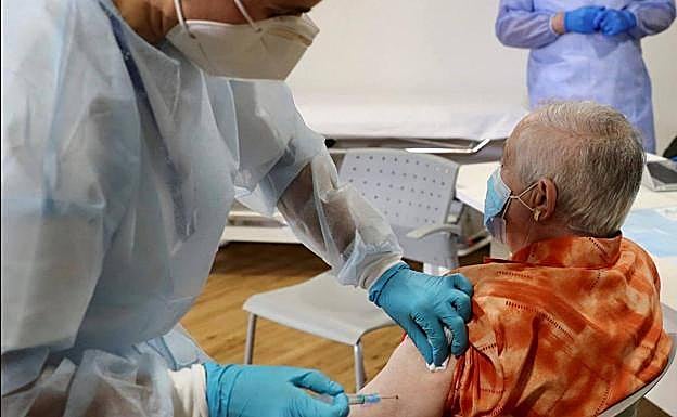 Pepita, primera vacunada en Asturias / E.C