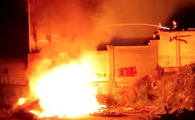 Un incendio en un bazar de Portugalete obliga a movilizar varios parques de bomberos