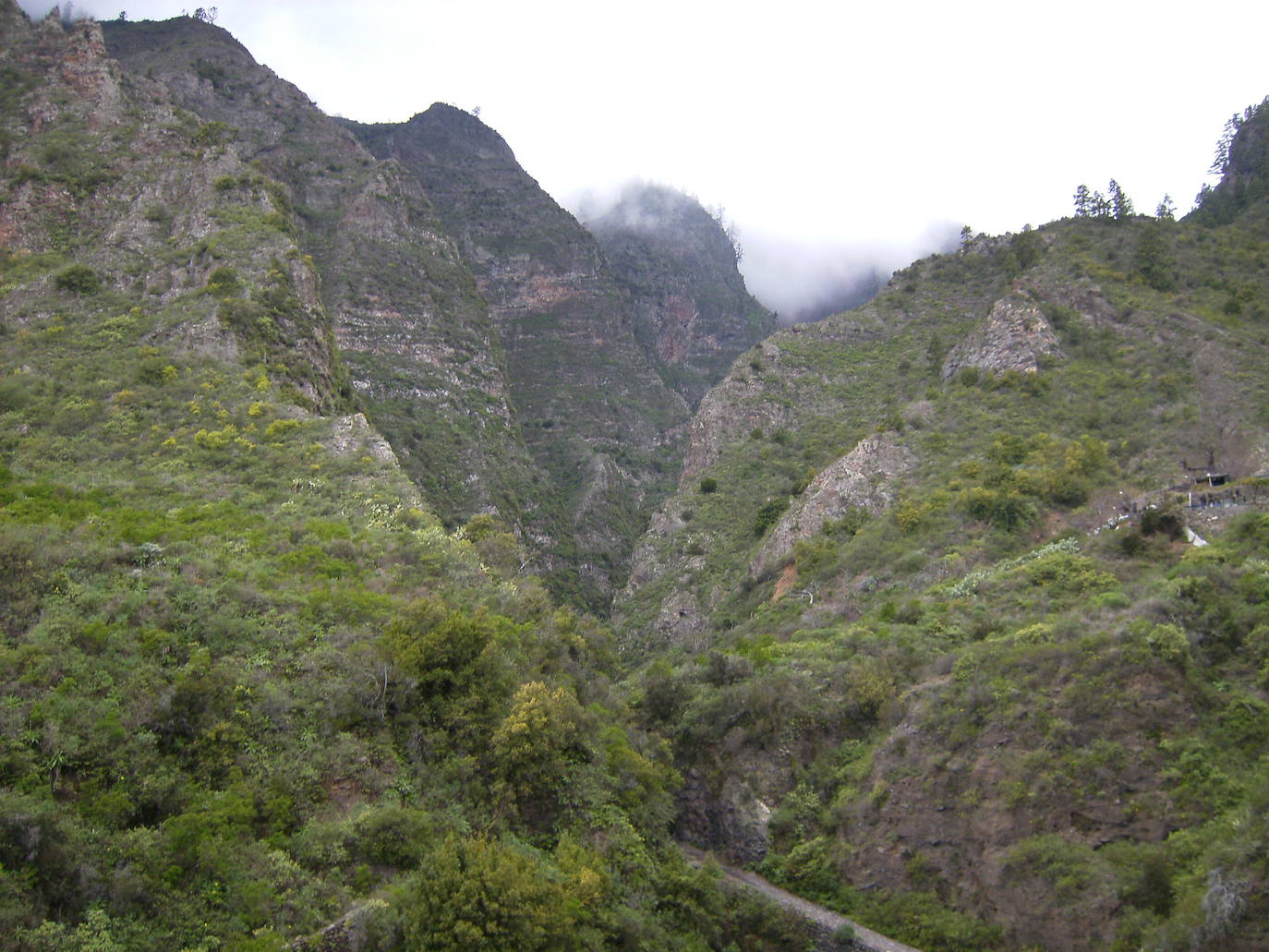 9.- Barranco de Badajoz (Güímar, Tenerife) | En el Barranco de Badajoz el omnipresente silencio y la belleza del paraje son testigos mudos de los secretos milenarios que éste encierra. El Barranco de Badajoz está lleno de recónditas galerías de agua y muchas de ellas han sido objeto de leyendas. De entre todas ellas, destaca la que cuenta que en el año 1912 dos trabajadores andaban en busca de agua cuando de repente se encontraron con dos figuras (aún no se sabe qué sería) vestidas completamente de blanco. Acabaron huyendo del lugar.