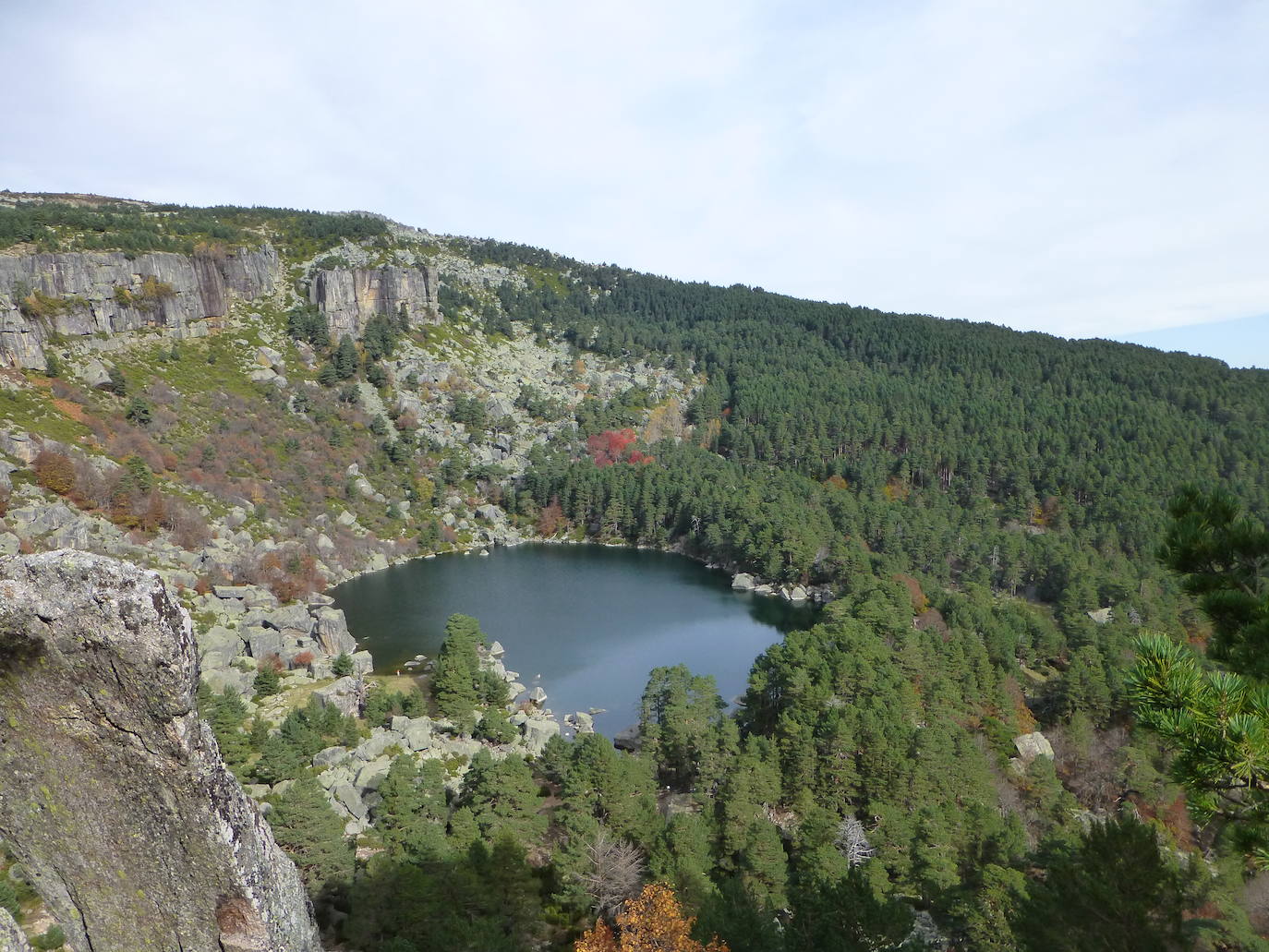 6.- Laguna Negra de Urbión (Soria) | Además, no recomiendan bañarse puesto que en el interior se encuentra, dicen, una criatura que devora todo lo que cae en el interior de esta.