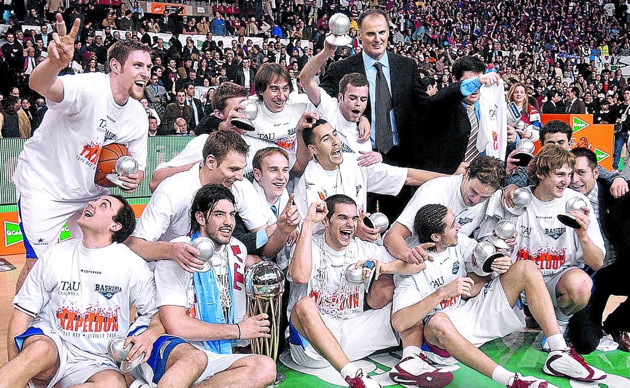 El Baskonia campeón de la Copa de Sevilla 2004, con Ivanovic al mando y figuras de la talla de Calderón, Prigioni, Macijauskas, Nocioni, Scola, Vidal, Betts y Buesa. 