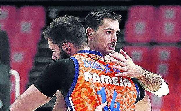 Abalde, ahora en el Madrid, abraza al taronja Dubljevic. 