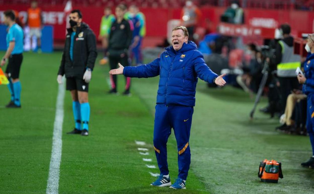 Ronald Koeman gesticula en la banda durante el Sevilla-Barça.