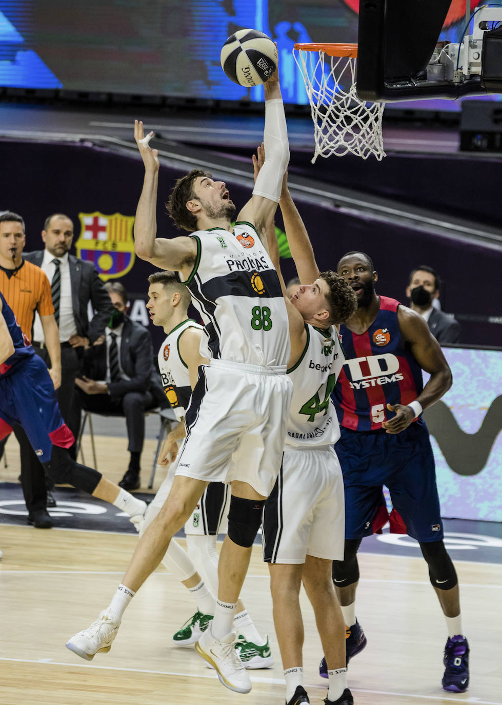 Fotos: Las mejores imágenes del Baskonia-Joventut