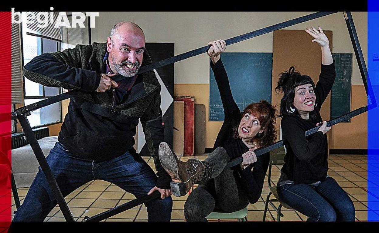 Jasón Guerra, Josune Vélez de Mendizábal y Ane Gebara, la compañía teatral vitoriana Les Bobè-boBé.