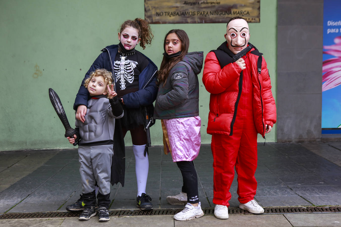 Fotos: Vitoria cambia la máscara por la mascarilla y se deja el disfraz en casa