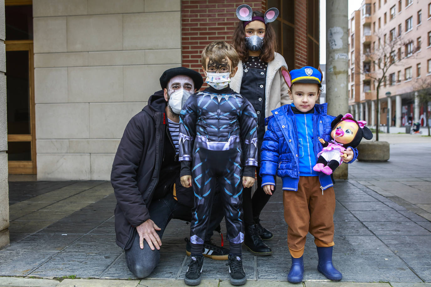 Fotos: Vitoria cambia la máscara por la mascarilla y se deja el disfraz en casa