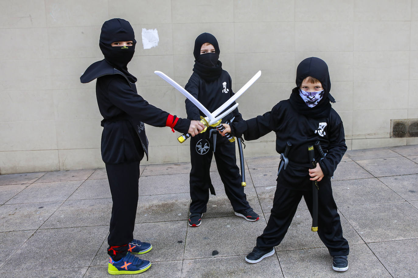 Fotos: Vitoria cambia la máscara por la mascarilla y se deja el disfraz en casa
