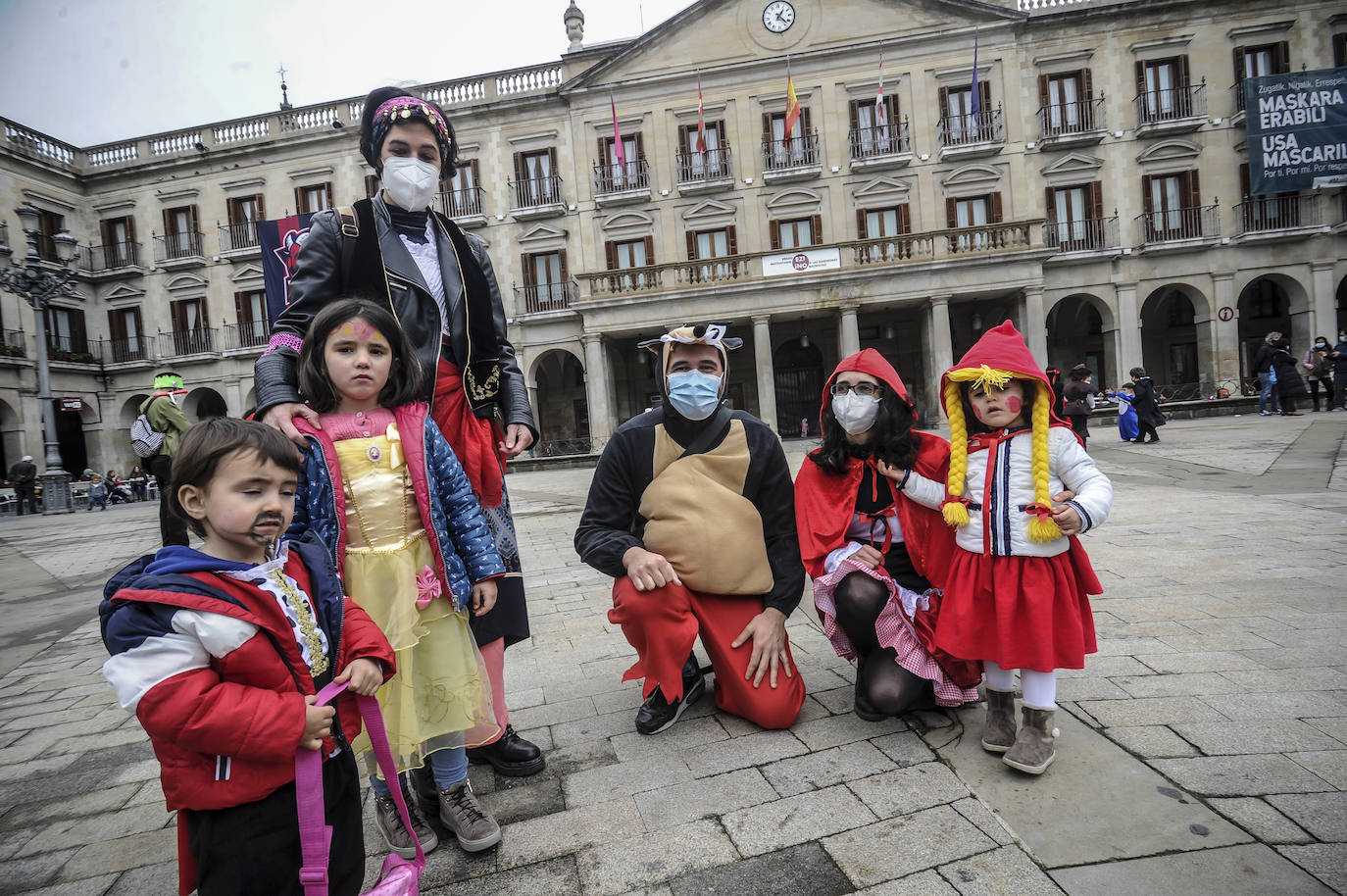 Fotos: Vitoria cambia la máscara por la mascarilla y se deja el disfraz en casa